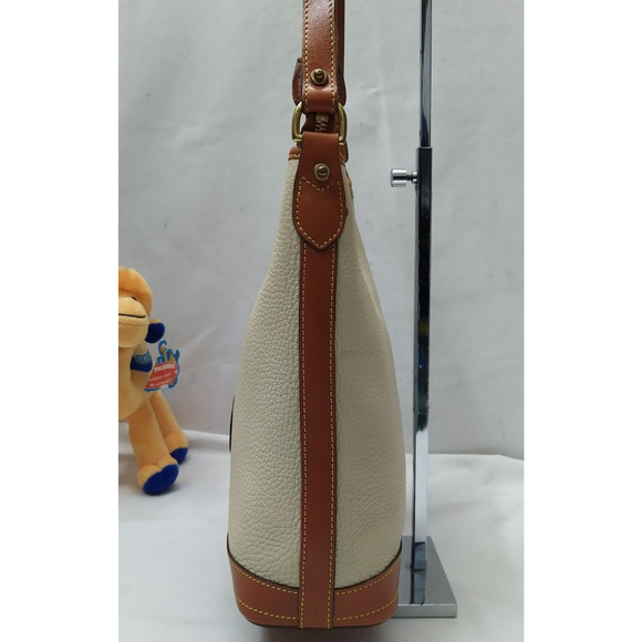 Dooney & Bourke Ivory Pebbled Leather Zipper Shoulder Bag - Vintage Made in USA - Picture 4 of 16